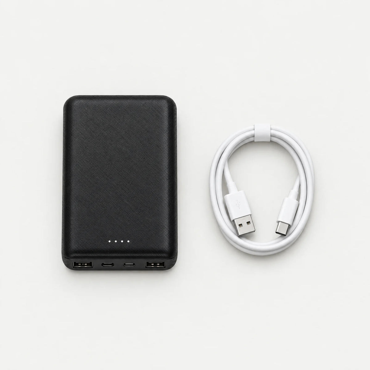 Lieferumfang: Powerbank und USB-Ladekabel