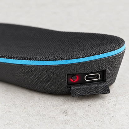 USB-C-Anschluss und Schalter mit LED an der Ferse der Sohle