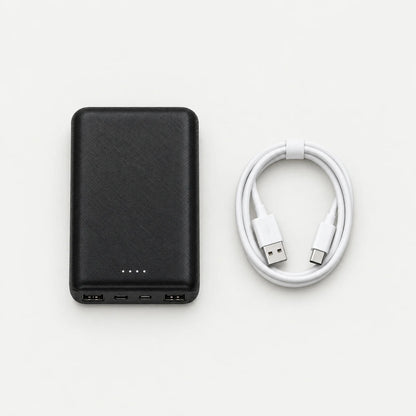Lieferumfang: Powerbank und USB-Ladekabel