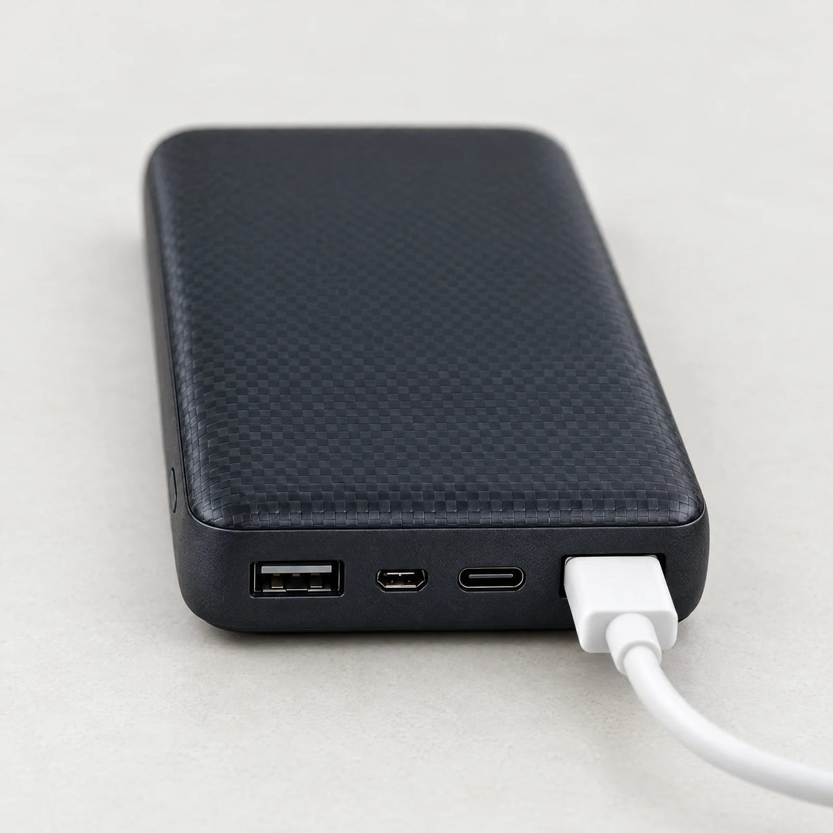 Anschlüsse der Powerbank: USB-A, Micro-USB, USB-C und USB-A